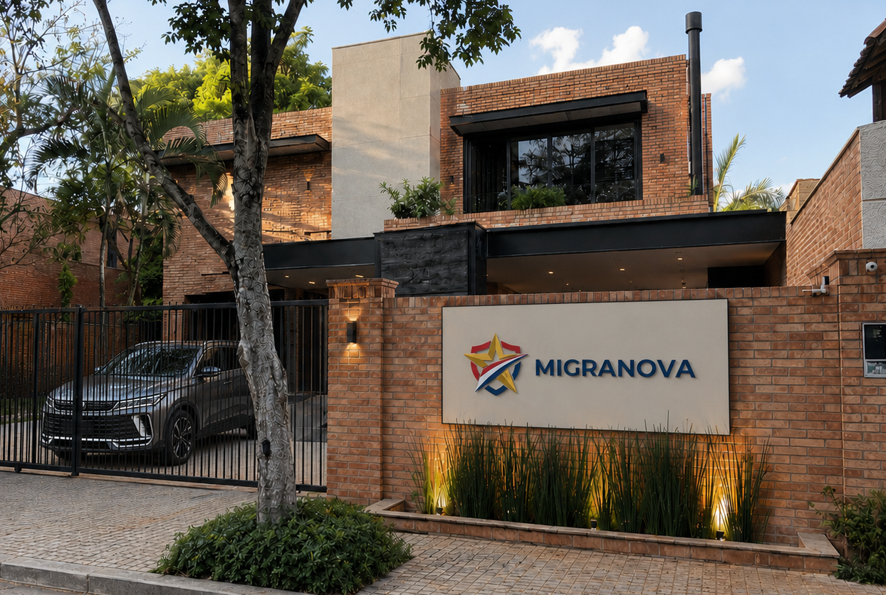 Fachada da sede da Migranova, com o logotipo da empresa em destaque no muro de tijolos