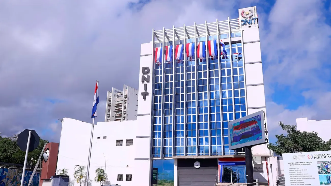 Fachada del edificio de la DNIT, la administración tributaria de Paraguay, en Asunción, con banderas paraguayas
